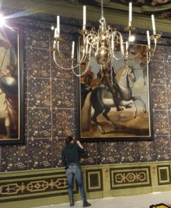 Laatste retouches_plaatsing schilderijen_Jitske van Groenland